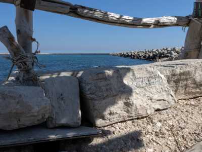 ...scrivendo su una pietra �Mompracem�: l�isola letteraria resa celebre da Emilio Salgari che simboleggia un sogno...